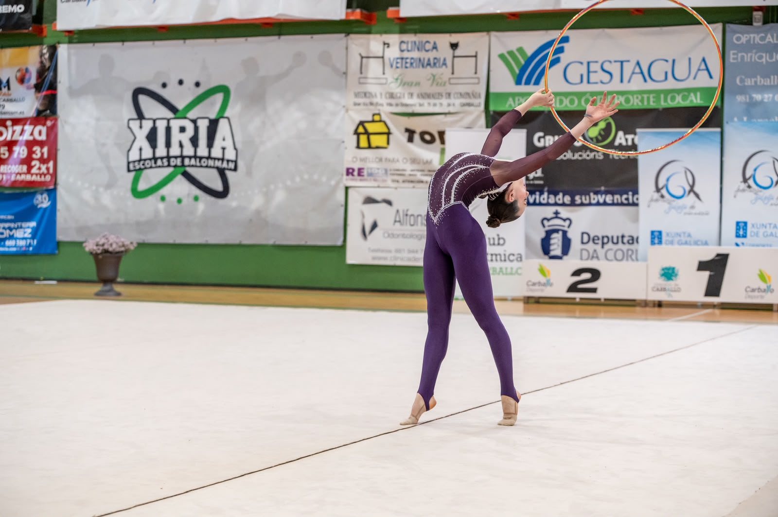 Ximnasta do Club Squadra Boqueixón nun exercicio con aro